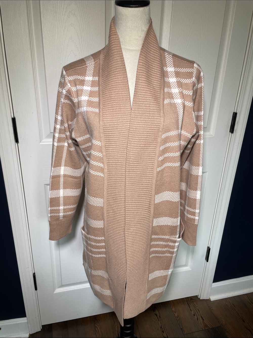 NWOT Isaac Mizrahi Live Plaid Jacquard Cozy Cardigan Sweater Cappuccino Tan M
